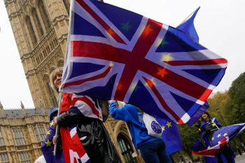 Девушка с флагами Великобритании и ЕС