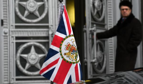 Посол Великобритании Лори Бристоу вызван в МИД РФ Автомобиль посла Великобритании в России Лори Бристоу у выхода в российское министерство иностранных дел РФ