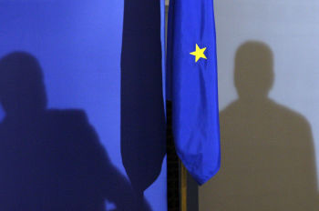 Тени мужчин и флаг ЕС