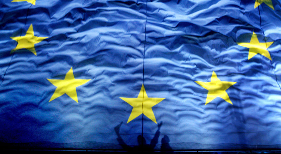 Флаг ЕС  и силуэты людей