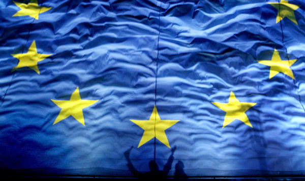 Флаг ЕС  и силуэты людей