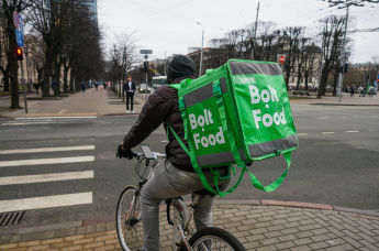 Доставщик еды на одной из улиц в Риге