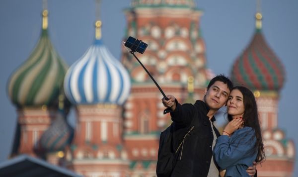 Молодые люди на Красной площади в Москве.