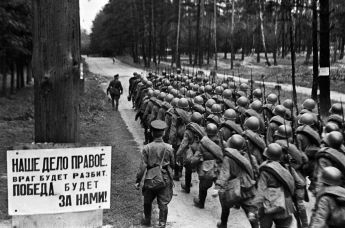 Колонны бойцов движутся на фронт, 1941