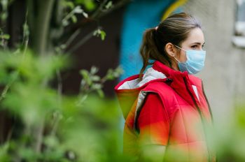 Девушка в маске