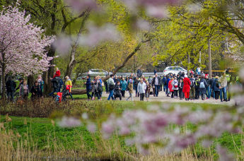 Люди собрались у памятника Освободителям Риги в честь праздника Победы, 9 мая 2021 год