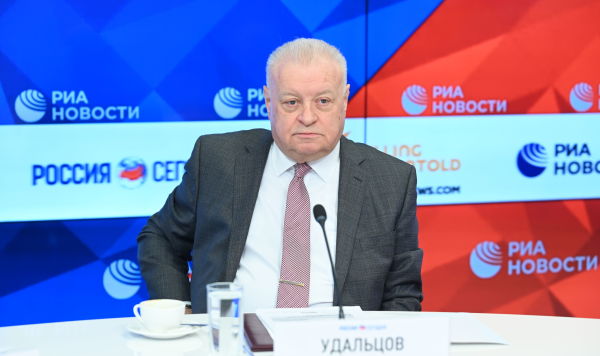 Исполнительный директор Фонда поддержки и защиты прав соотечественников, проживающих за рубежом, Александр Удальцов во время онлайн пресс-конференции к 10-летию создания Фонда поддержки и защиты прав соотечественников, проживающих за рубежом,