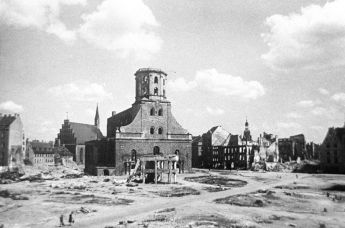 Великая Отечественная война 1941-1945 гг. Ратушная площадь в Риге после ухода фашистов. Латвия