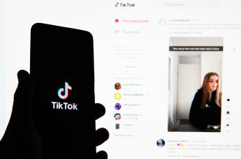 Приложения TikTok в мобильном телефоне и в компьютере