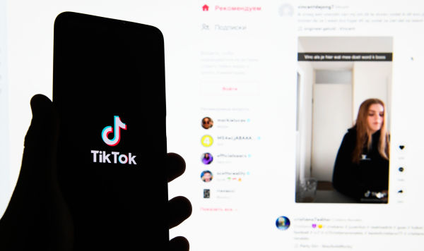 Приложения TikTok в мобильном телефоне и в компьютере
