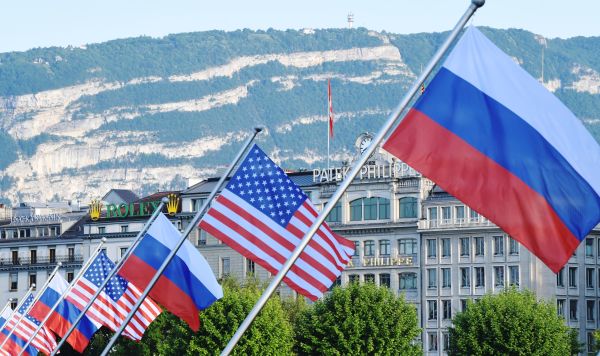 Флаги России и США на мосту Монблан в Женеве, вывешенные в преддверии саммита президента России Владимира Путина и президента США Джо Байдена