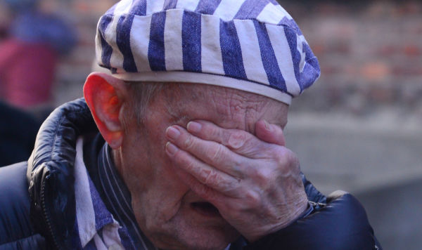 Бывший узник концентрационного лагеря "Аушвиц-Биркенау" принимает участие на мероприятиях, посвященных 75-летию освобождения Советской армией концентрационного лагеря "Освенцим" (Аушвиц) в Польше