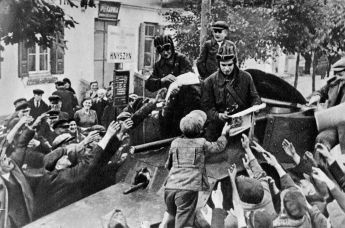 Местные жители приветствуют бойцов Красной Армии в Западной Белоруссии, 1 сентября 1939