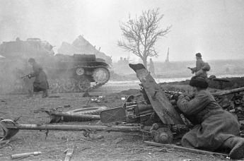Советские воины ведут бой в окрестностях Варшавы, 1-й Белорусский фронт, 16 января 1945