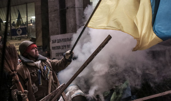 Сторонник евроинтеграции на баррикадах на площади Независимости в Киеве, 11 декабря 2013