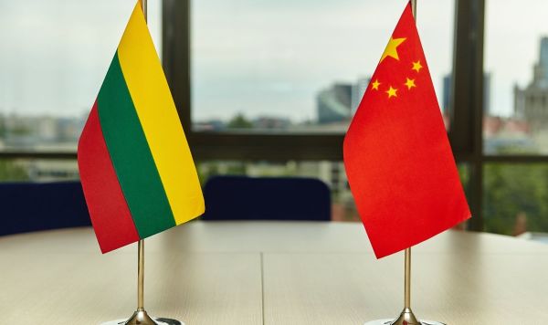 Флаги Литвы и Китая