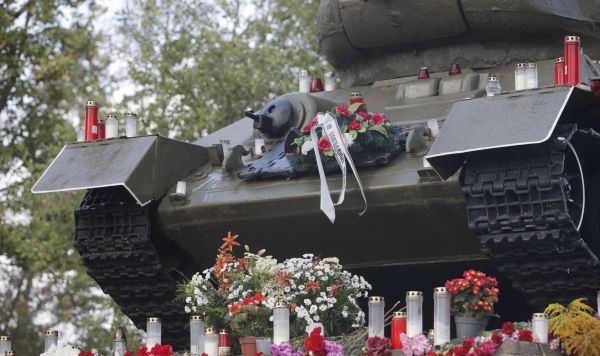 Вандализм в Эстонии: в Нарве готовят демонтаж памятника танку Т-34 | В ...