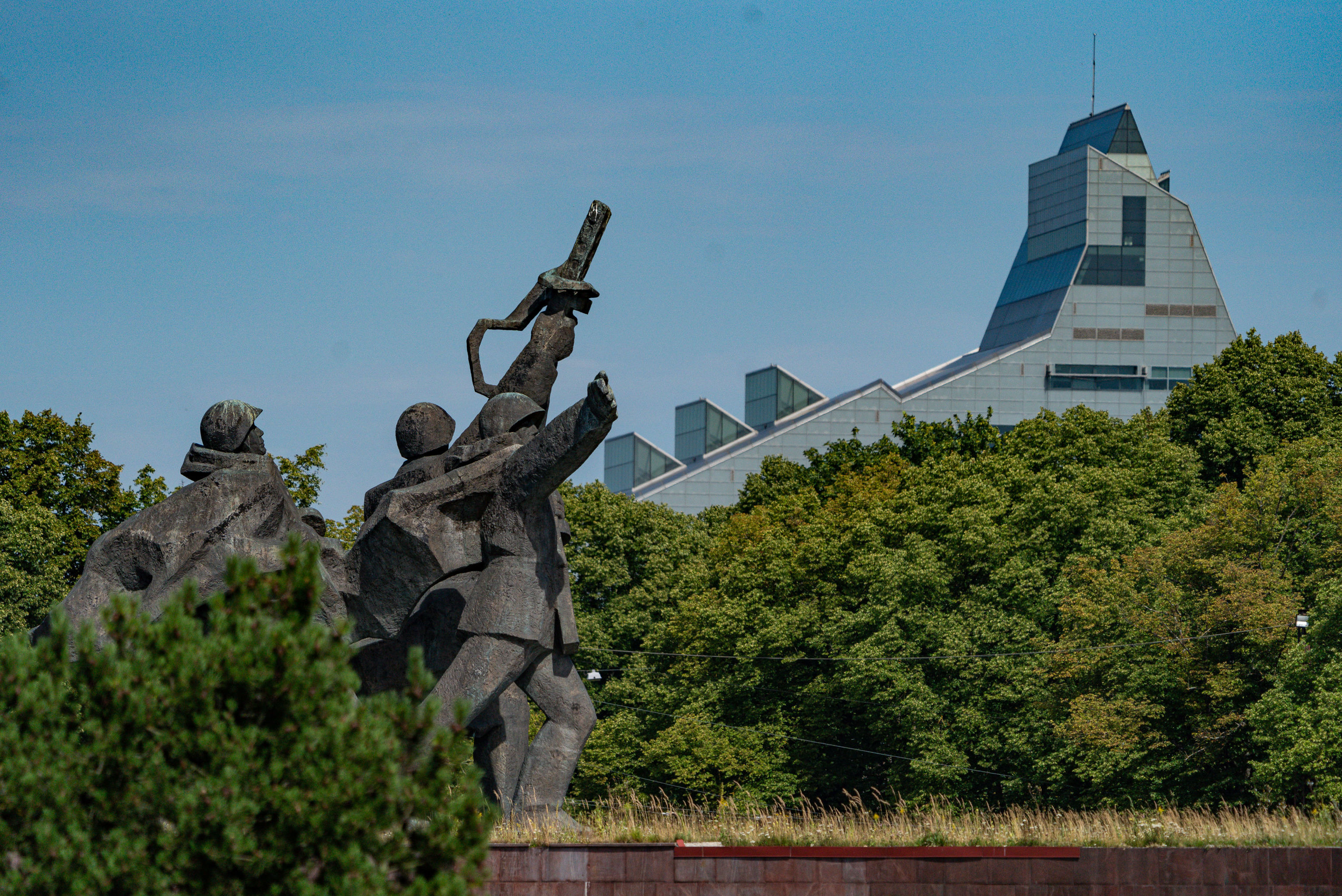 Освободителям памятник город. Памятник воинам Советской армии в Риге. Памятник воинам освободителям в парке Победы в Риге. Памятник освободителям Риги. Памятник советским воинам-освободителям Советской Латвии и Риги.