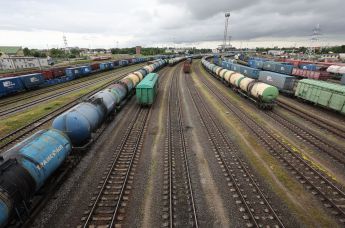 Железнодорожные вагоны на путях сортировочной станции в Калининграде