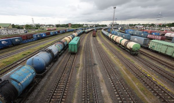 Железнодорожные вагоны на путях сортировочной станции в Калининграде