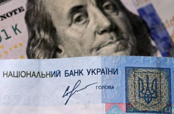 Денежные купюры долларов США и гривны Украины