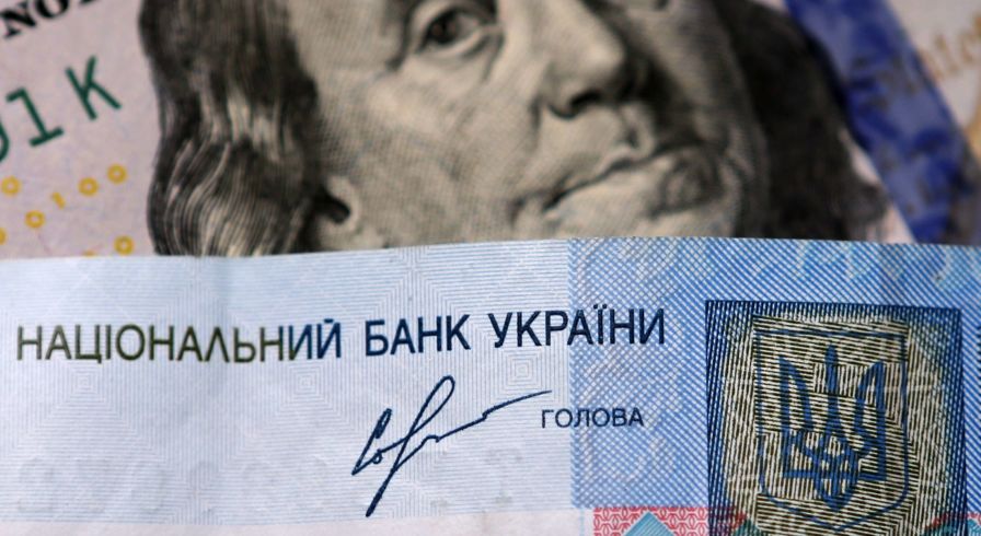 Денежные купюры долларов США и гривны Украины