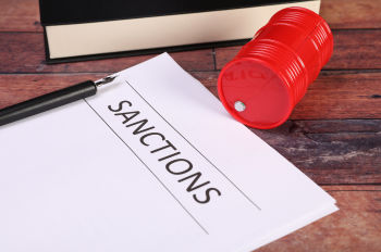 Надпись на листе бумаги "Санкции"