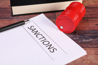 Надпись на листе бумаги "Санкции"