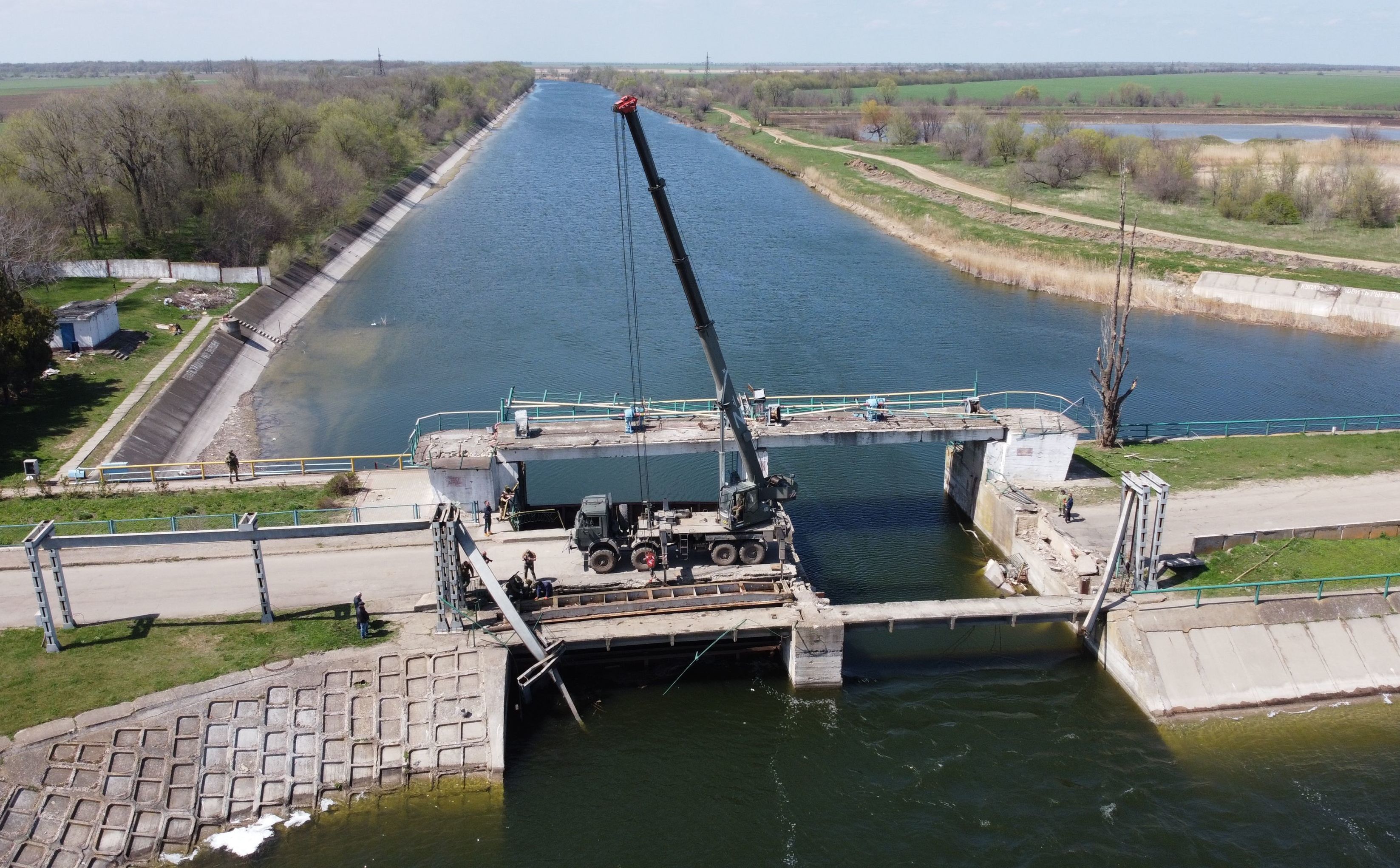 Северо крымский канал пустой. Северокрымский канал в крыму 2020. Северо крымский канал сейчас. Шлюзы северо-крымского канала. Шлюзы северо-крымского канала.