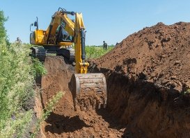 Ров на границе Украины с Россией.