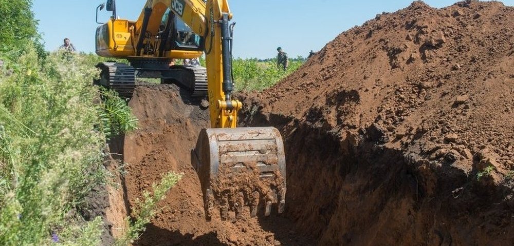 Ров на границе Украины с Россией.