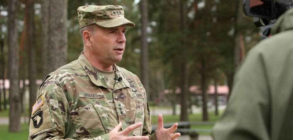 Командующий войсками США в Европе генерал-лейтенант Фредерик Бен Ходжес на базе в Адажи.