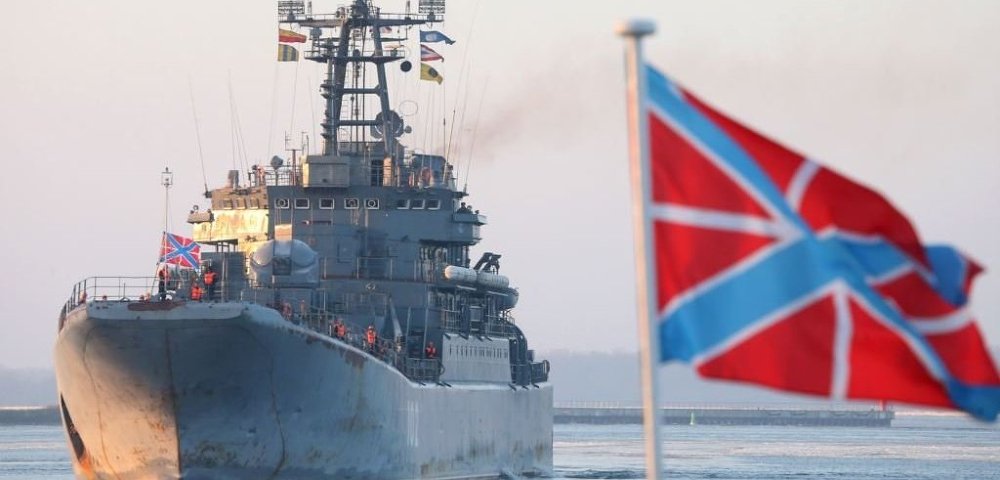 Большой десантный корабль (БДК) «Калининград» в военной гавани Балтийска.