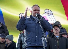 Председатель Партии социалистов Игорь Додон выступает во время акции протеста оппозиции в Кишиневе.