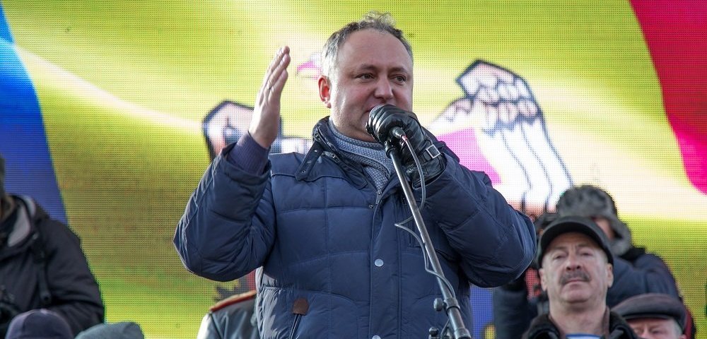 Председатель Партии социалистов Игорь Додон выступает во время акции протеста оппозиции в Кишиневе.