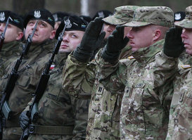 Польские военнослужащие встречают контингент НАТО. 