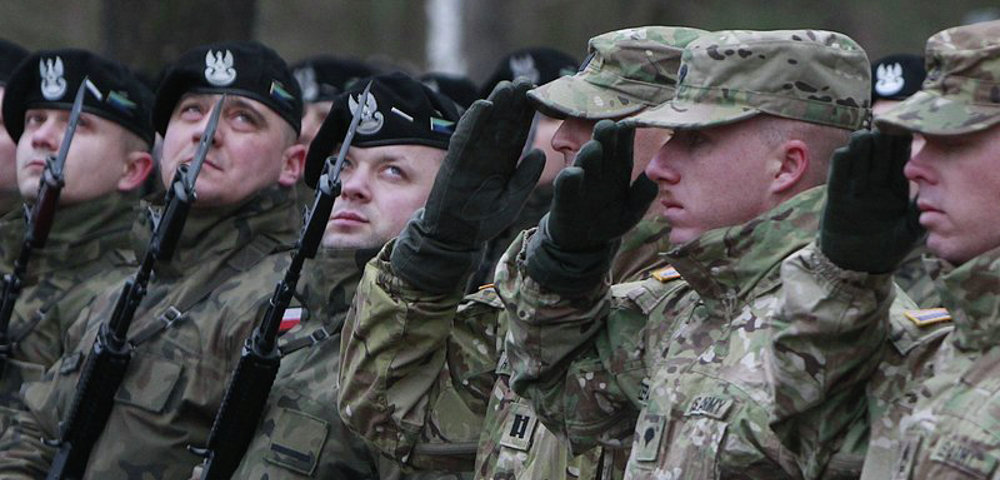 Польские военнослужащие встречают контингент НАТО. 