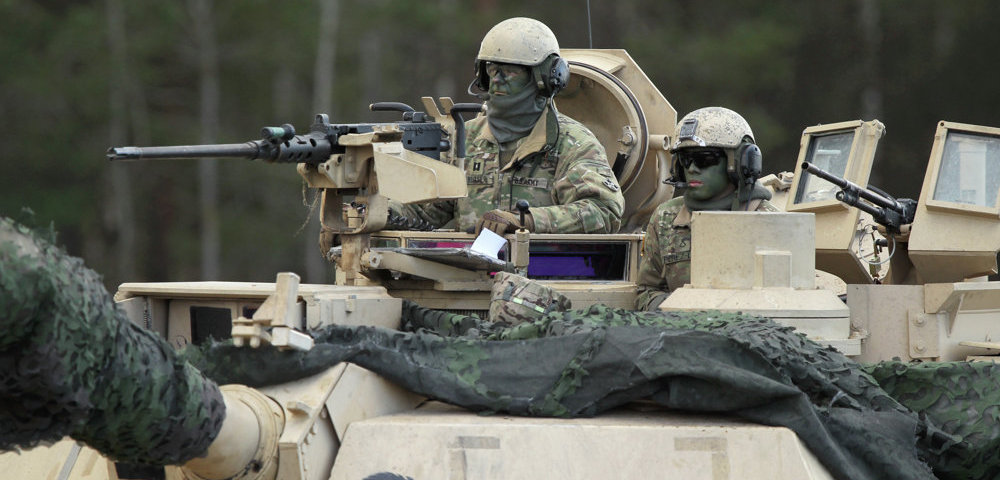 Тактические учения 68 военного полка 1 батальона США , во время которых солдаты тренировались в стрельбе из американских танков «M1 Abrams». 