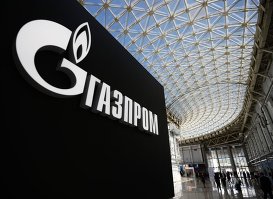 Стенд с логотипом компании "Газпром" на международном инвестиционном форуме.