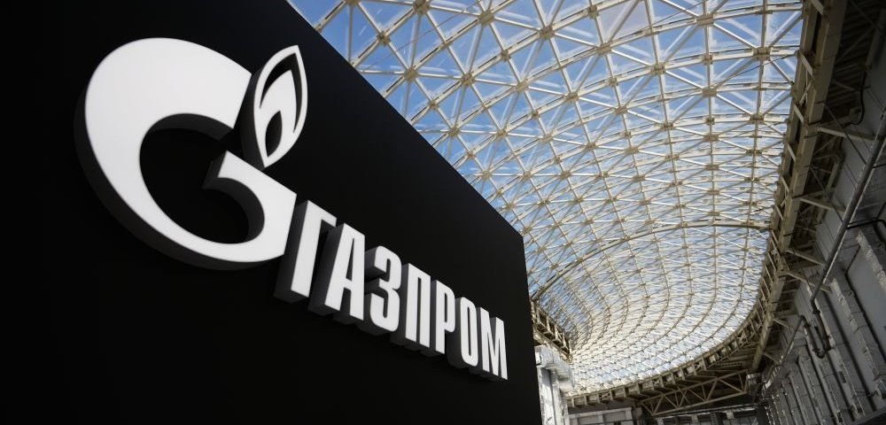 Стенд с логотипом компании "Газпром" на международном инвестиционном форуме.