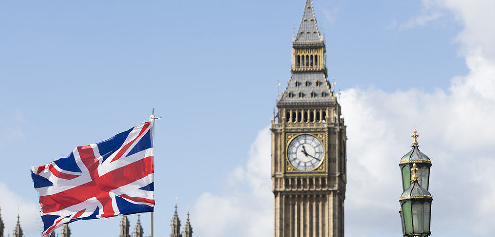 Флаг Великобритании на фоне Вестминстерского дворца в Лондоне.