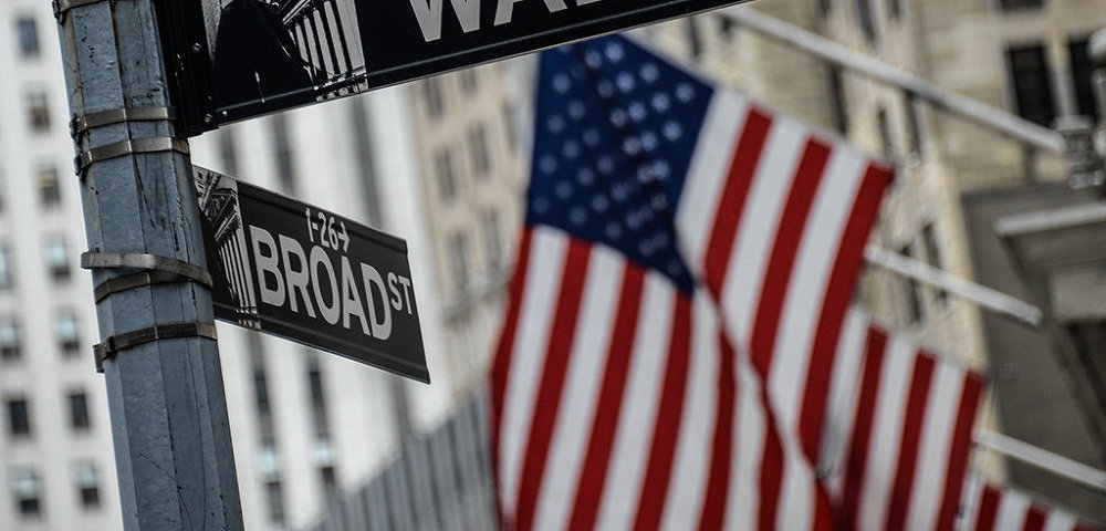 Вывеска улицы Уолл стрит в Нью-Йорке.