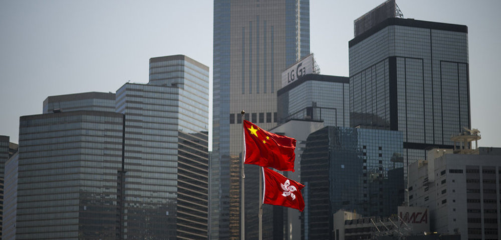 Государственные флаги КНР и Гонконга на территории комплекса правительственных зданий.