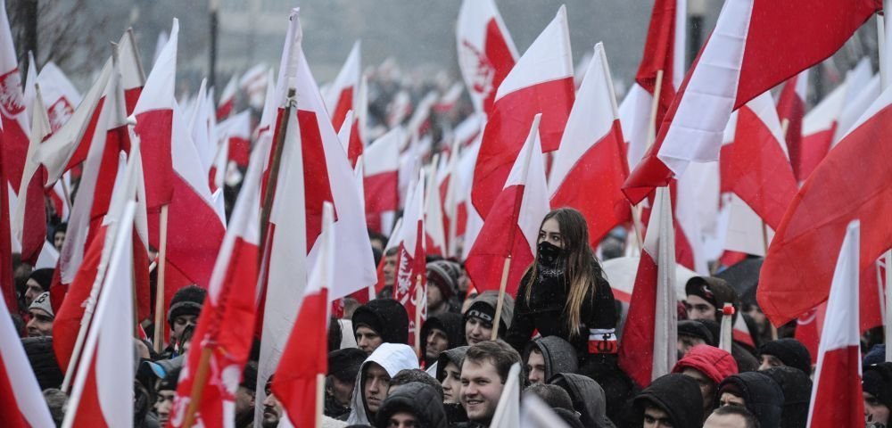 Под флагами Польши.