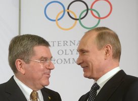 Президент России Владимир Путин (справа) и президент Международного олимпийского комитета Томас Бах.