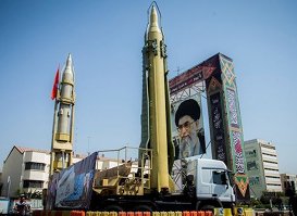 Иранские ракеты рядом с портретом аятоллы Али Хаменеи в Тегеране.
