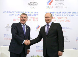 Президент России Владимир Путин во время встречи с президентом Международного олимпийского комитета Томасом Бахом.