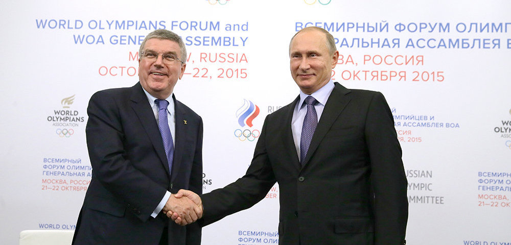 Президент России Владимир Путин во время встречи с президентом Международного олимпийского комитета Томасом Бахом.