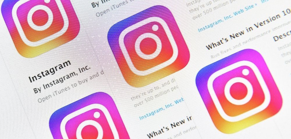 Иконки социальной сети Instagram на экране смартфона.