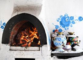 Печь и самовары с росписью на предприятии "Гжельский завод художественной росписи".